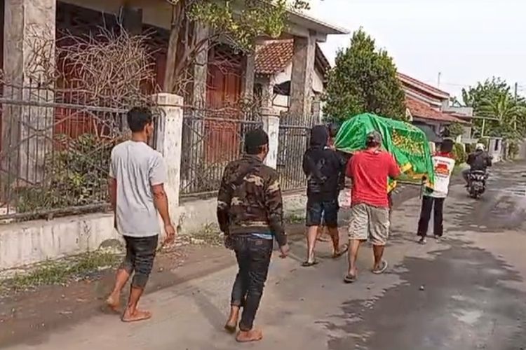 Jenazah Anggun Silviana Putri (22), satu dari enam korban kebakaran Karaoke Orange dimakamkan di kampung halamannya di Desa Kaladawa, Kecamatan Talang, Kabupaten Tegal, Jawa Tengah, Selasa (16/1/2024). 