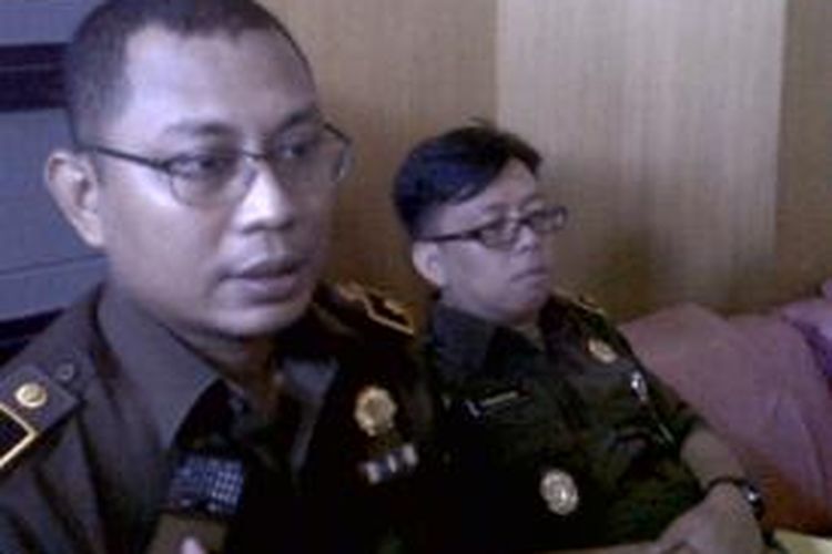 Samiaji Zakaria, Kepala Seksi Pidsus Pamekasan, didampingi Kepala Seksi Intel, Kejari Pamekasan dalam pemasaran kasus raibnya beras Bulog sebanyak 1.504 ton. 