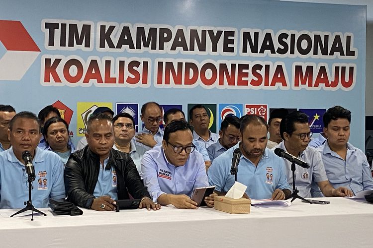 Relawan Prabowo Subianto-Gibran Rakabuming yang tergabung dalam Tim Kampanye Nasional (TKN), Tim Golf, menggagas kampanye dengan narasi “Biru Langit-kan Indonesia” untuk memenangkan Prabowo dan Gibran dalam Pilpres 2024. Mereka melaksanakan konpers di Kantor TKN, Slipi, Palmerah, Jakarta Barat, Kamis (23/11/2023).