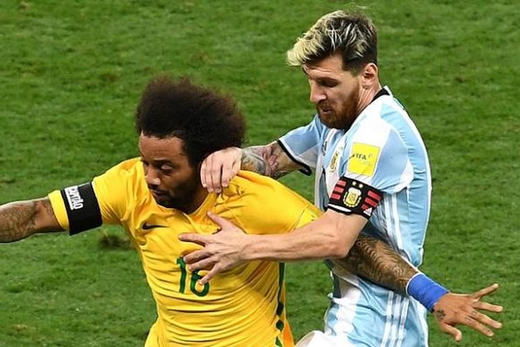 Kapten tim nasional Argentina, Lionel Messi (kanan), berduel dengan bek Brasil, Marcelo, dalam laga Kualifikasi Piala Dunia 2018 di Estadio Governador Magalhaes, Kamis (10/11/2016) waktu setempat.