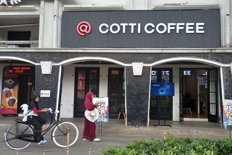 Cotti Coffee terletak di jalan lada kota tua yang terletak diantara Restoran Padang Merdeka dan Mixue