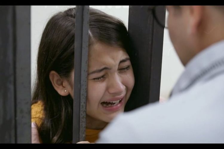 Cuplikan Sinetron Dari Jendela SMP episode 31, Saat Wulan (Sandrina Michelle) mengunjungi Pak Lukman (Umar Lubis) di penjara