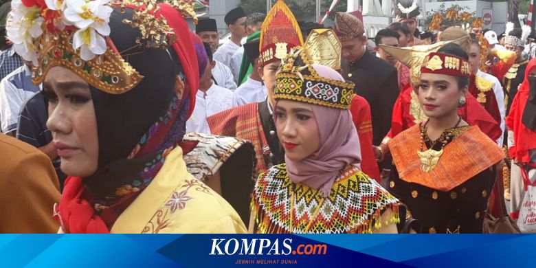 Parade Baju  Daerah se Indonesia Meriahkan Suasana Gedung 