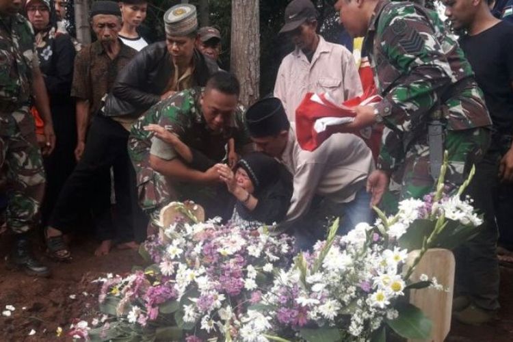 Suasana pemakaman Pratu Randi Suryadi di Sumedang, Minggu (11/3/2018). Pratu Randi tewas tenggelam saat berusaha menyelamatkan anak-anak di dalam tank yang tergelincir ke dalam sungai.