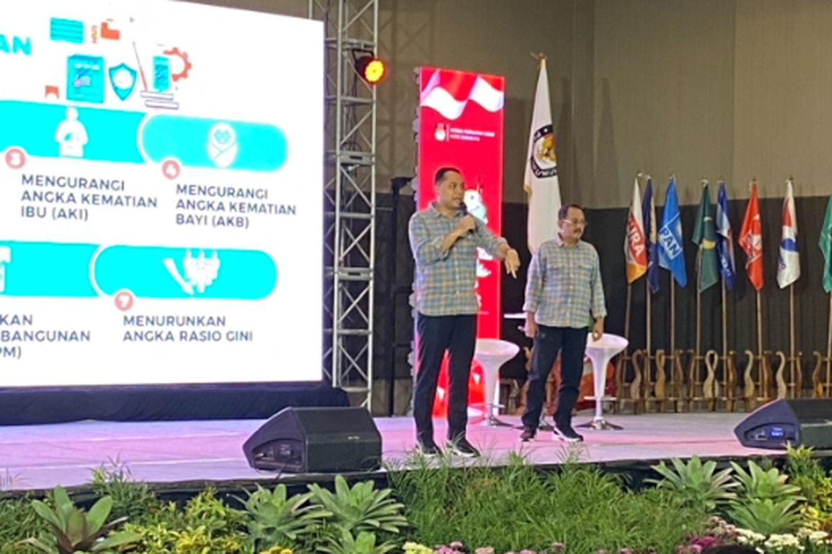 Paslon tunggal Pilkada Surabaya, Eri Cahyadi-Armuji saat debat, Rabu (16/10/2024).