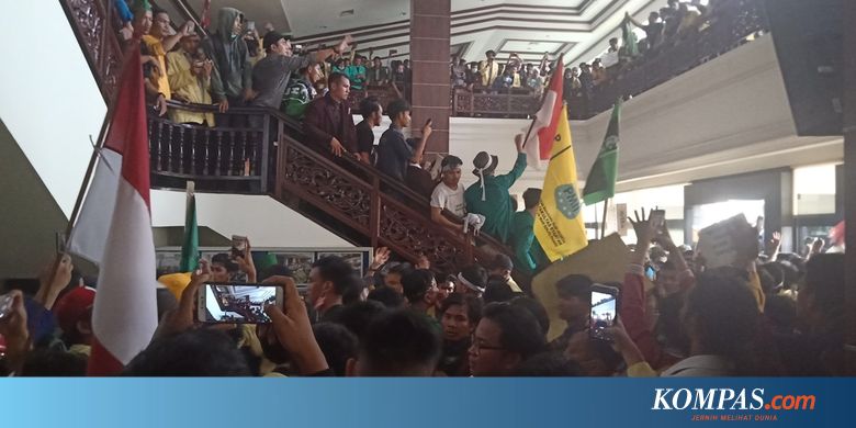 Turunkan Foto Jokowi Saat Demo, Mahasiswa Sumbar Ditangkap