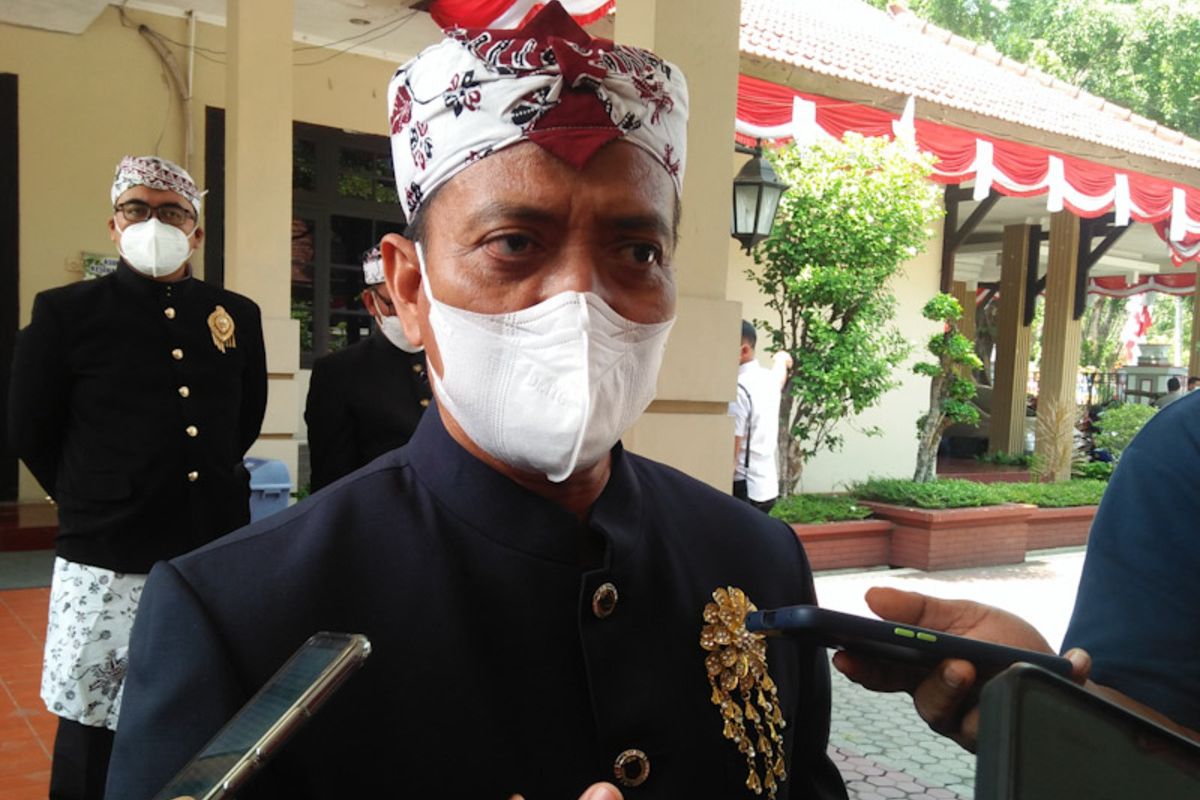Sekda Lamongan Mohammad Nalikan, saat memberikan keterangan kepada awak media.