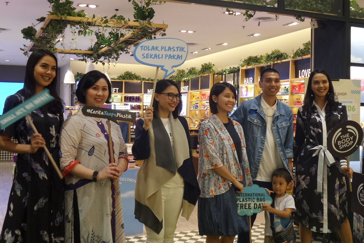 Valerie dan Veronika Krasnasari, Human Capital Director The Body Shop Mira F. Soetjipto, Direktur Eksekutif Gerakan Diet Kantong Plastik Tiza Mafira, Praktisi pendidikan Dila Hadju, serta Musisi Rayi Putra seusai talkshow Envirochallenge di gerai The Body Shop Senayan City, Jakarta Pusat, Rabu (3/7/2019).