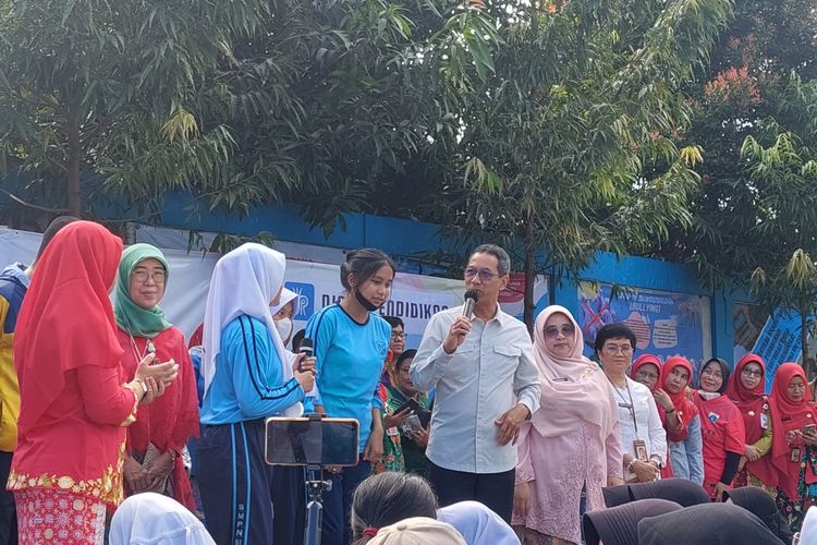 Penjabat (Pj) Gubernur DKI Jakarta Heru Budi Hartono saat menghadiri Gerakan Aksi Bergizi di SMPN 51 Jakarta, Pondok Bambu, Jakarta Timur, Jumat (10/2/2023) pagi.