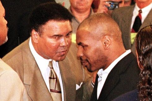 VIDEO - Saat Mike Tyson Hibur Muhammad Ali yang Sedang Sakit