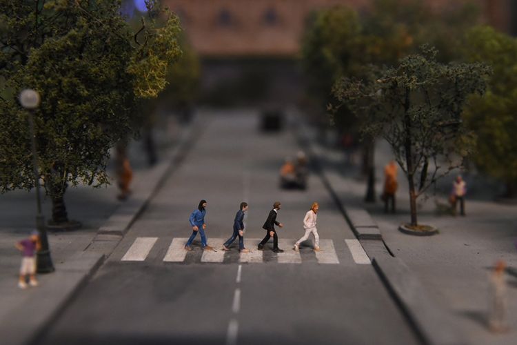 Model miniatur dari momen ikonik The Beatles melintas di Abbey Road, ditampilkan pada pameran Gullivers Gate di Times Square, New York, Senin (10/4/2017) waktu setempat. Ratusan seniman dari seluruh dunia ambil bagian dalam pembuatan model miniatur sejumlah situs, objek wisata dan tempat-tempat terkenal di dunia tersebut.
