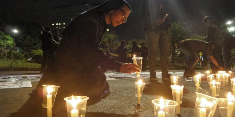 Kamis malam (28/7/2016), suster Laurentina dan puluhan orang lainnya melakukan aksi damai dengan menyalakan 1000 lilin di depan Istana Negara sebagai bentuk protes terhadap rencana pemerintah melaksanakan eksekusi mati tahap 3. Salah satunya, Merri Utami