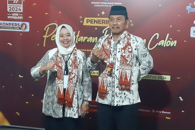 Pasangan Kustini Sri Purnomo - Sukamto saat berfoto usai menyelesaikan tahapan pendaftaran di KPU Sleman, Kamis (29/08/2024).