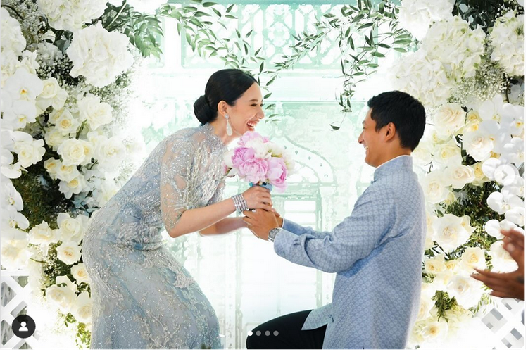 Pembalap Rio Haryanto melamar Athina Papadimitriou, Minggu (26/5/2024).