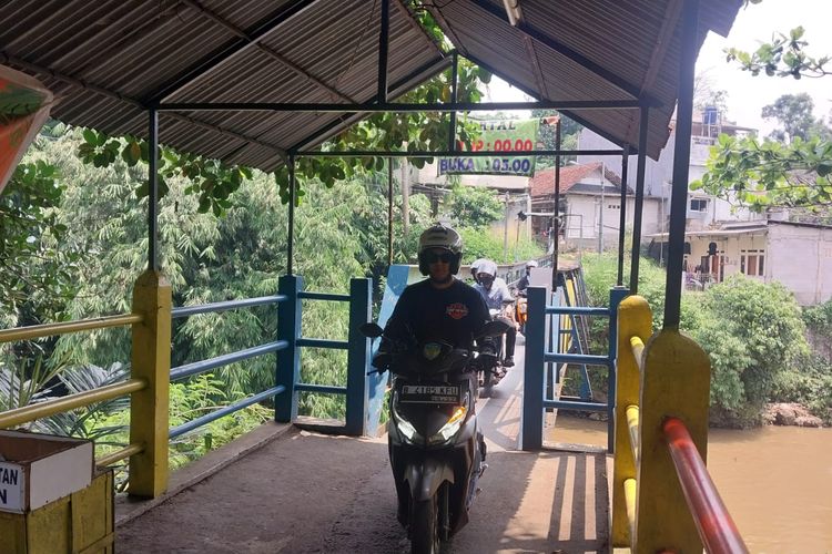 Cerita di Balik Jembatan Leuwi Tarik: Dijaga Warga, Dibiayai Pemotor yang Lewat