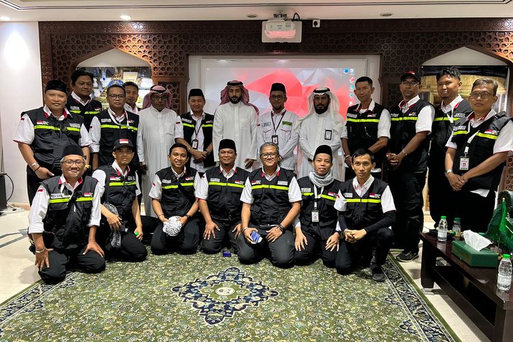 Tim Media Center Haji (MCH) Daerah Kerja Madinah saat bersilaturahmi dengan Media Center Masjid Nabawi.