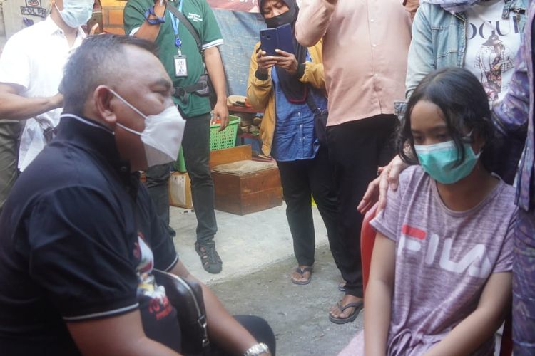 Bupati Jembrana I Nengah Tamba saat mengunjungi Aurel di rumahnya yang terletak di Desa Loloan Barat, Banjar Terusan Kangin, Kabupaten Jembrana