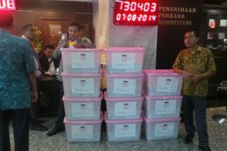 Tim hukum pasangan Prabowo Subianto-Hatta Rajasa mengantarkan bukti permohonan hasil pemilihan umum (PHPU) berupa sejumlah berkas ke Gedung Mahkamah Konstitusi, Jakarta, Kamis (7/8/2014) siang
