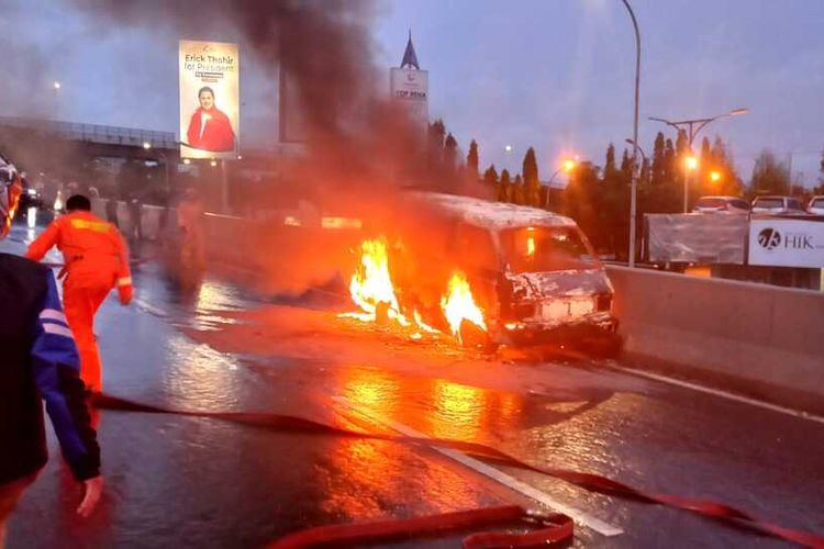 Diduga karena koslet pada kabel aki, sebuah mobil angkutan umum (Angkot) atau dikenal dengan istilah Petepete di Kota Makassar hangus terbakar di atas jalan layang (fly over), Kamis (13/1/2022) malam.