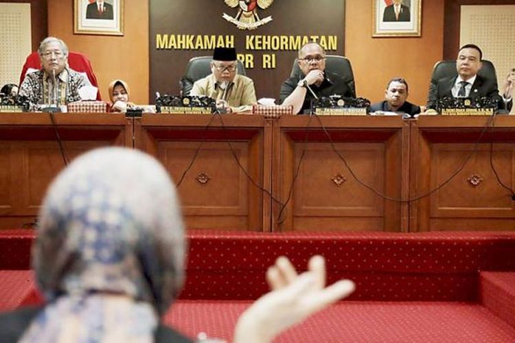 Majelis Kehormatan Dewan DPR RI mendengarkan penjelasan dari Ahli Bahasa Yayah Bachria Mugnisjah yang diundang sebagai saksi ahli pada rapat konsultasi  pimpinan dan anggota Mahkamah Kehormatan Dewan (MKD), di gedung MPR/DPR, Senayan, Jakarta, Selasa (24/11/2015). Pembahasan  menyoal perbedaan tafsir kata dapat pada Bab IV Pasal 5 ayat (1) Peraturan DPR Nomor 2 Tahun 2015, yang kemudian menurut Yayah, dapat diartikan bisa atau boleh. Arti lainnya bisa juga diizinkan atau tidak dilarang sehingga setiap orang berhak mengadu ke MKD.