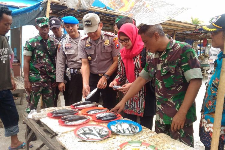 Foto Dokumentasi Polsek Puger: Muspika Kecamatan Puger saat mengecek ikan tongkol yang dijual oleh pedagang ikan di Tempat Pelelangan Ikan (TPI) PUger Kabupaten Jember 