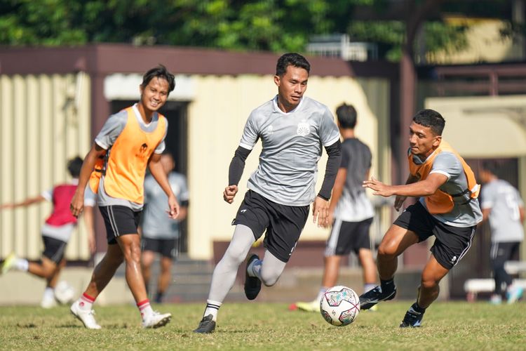 Aksi pemain Bhayangkara FC menjelang pertandingan melawan Persik Kediri dalam pekan ke-2 Liga 1, kompetisi tertinggi Liga Indonesia 2022-2023