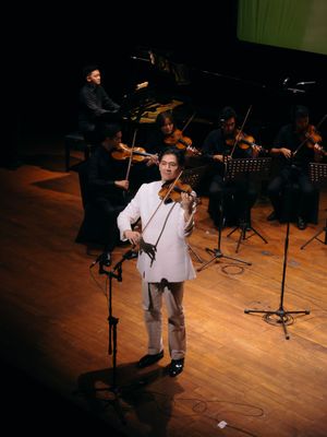 Violin Iskandar Widjaja.