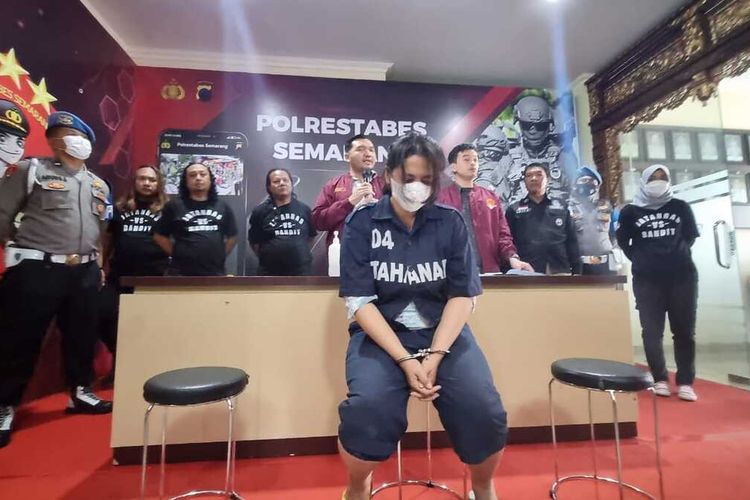 Pelaku penggelapan motor Nurul Hamidah menghadiri konferensi pers di Polrestabes Semarang, Jumat (10/3/2023).