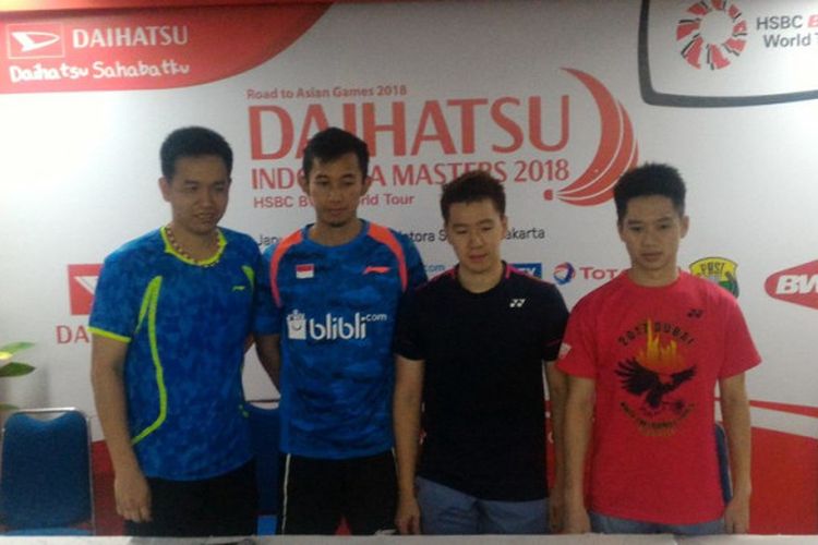 Pasangan Hendra Setiawan/Rian Agung (biru-biru) dan Marcus Gideon/Kevin Sukamuljo dalam jumpa pers seusai laga abak kedua Indonesia Master 2018 di Istora Senayan, Jakarta Selatan, Kamis (25/1/2018).