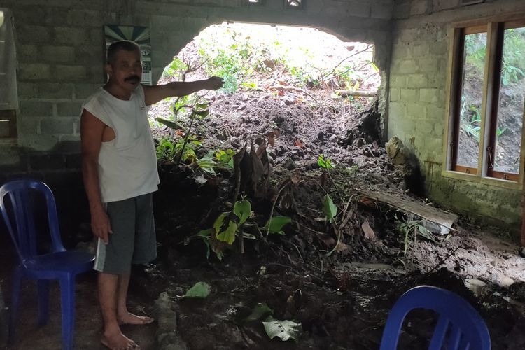 Hujan deras yang terjadi sejak Minggu (2/10/2022) kemarin menyebabkan tanah longsor di Kabupaten Kulon Progo. Longsor merusak rumah Subawa di Pedukuhan Kembang, Kalurahan Jatimulyo, Kapanewon Girimulyo, Kabupaten Kulon Progo.