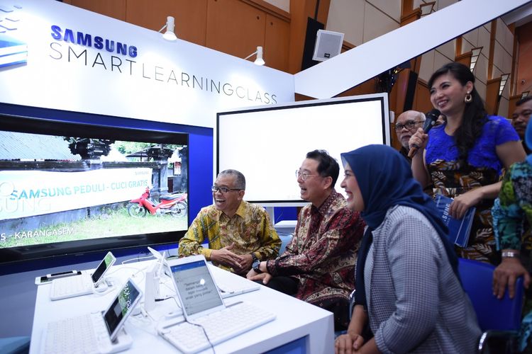 Simulasi pada booth SSLC dalam kesempatan Penandatanganan nota kesepahaman dan perjanjian kerja sama ?Samsung Indonesia Cerdas?: Najelaa Shihab, Psikolog dan Pendidik dan KangHyun Lee, Vice President PT Samsung Electronics Indonesia.