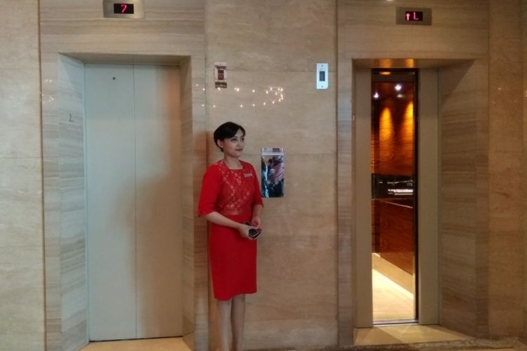 Lift modern pertama di Hotel Indonesia, Jakarta.