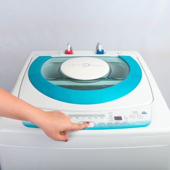 Ilustrasi mesin cuci bukaan atas, mesin cuci satu tabung.