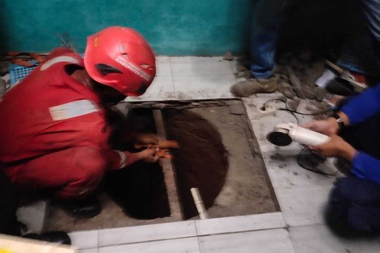 Petugas gabungan mengevakuasi jasad HR dari dalam sumur beton rumahnya Desa Kembang Kuning, Kecamatan Klapanunggal, Kabupaten Bogor, Jawa Barat, Minggu (20/2/2022).