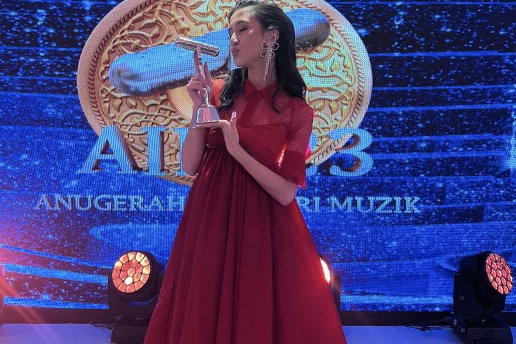 Penyanyi Keisya Levronka berpose dengan penghargaan yang didapatkannya dari Anugerah Industri Muzik di Malaysia.