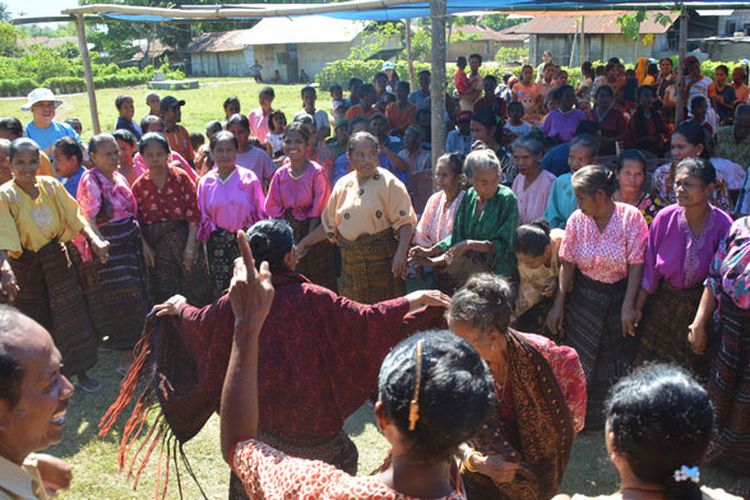 Tarian Gawi khas Suku Lio Ende dibawakan oleh orangtua dan anak-anak sekolah SDK Anaranda I saat menjamu tamu relawan dari delapan negara Asia Tenggara di lapangan sepakbola Kampung Anaranda, Desa Mautenda, Kecamatan Wewaria, Kabupaten Ende, Flores, Nusa Tenggara Timur, Rabu (24/5/2017). Para relawan yang berasal dari Malaysia, Singapura, Filipina, Thailand, Vietnam, Indonesia, Kamboja, dan Myanmar itu ikut menari Gawi yang dibawakan oleh warga setempat. 