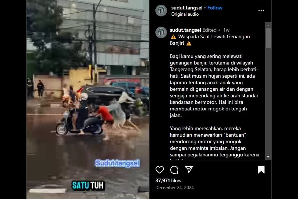 Video Modus Bocah Tendang Standar Samping Motor Saat Banjir
