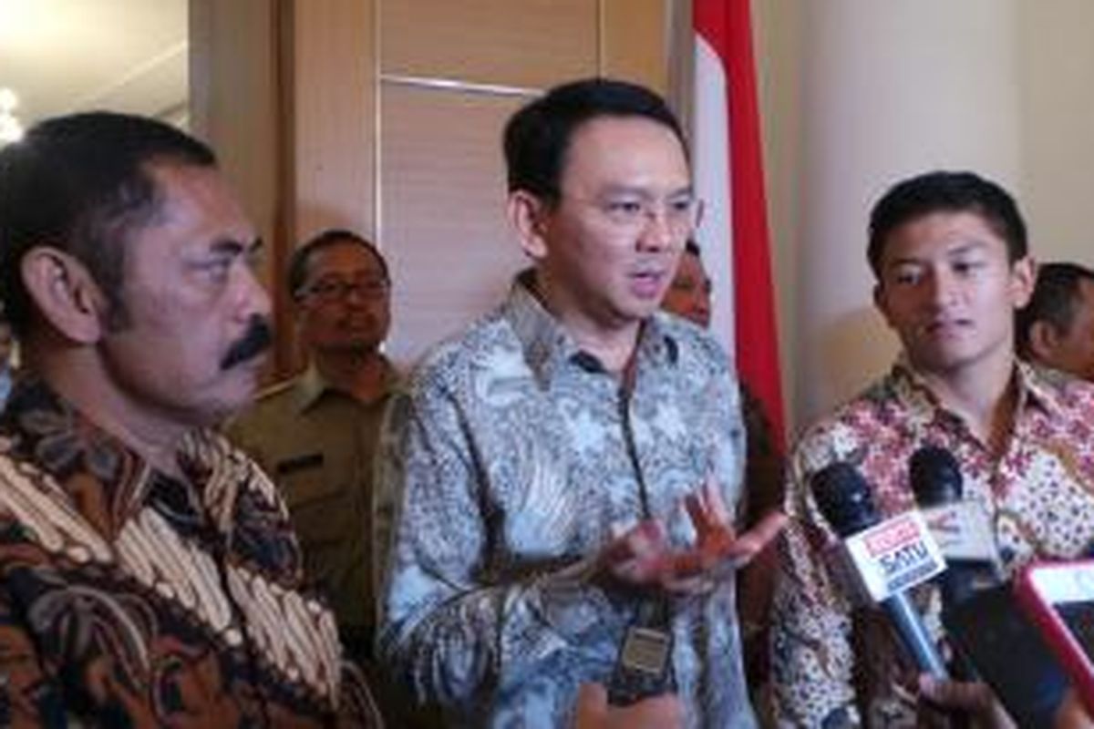 Gubernur DKI Jakarta Basuki Tjahaja Purnama bersama pembalap Rio Haryanto dan Wali Kota Surakarta FX Rudy, di Balai Kota, Selasa (27/10/2015).