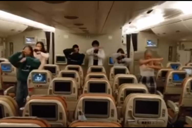 Sekelompok siswa menampilkan waiata untuk berikan penghormatan pada kru Singapore Airlines yang membawa mereka pulang ke Singapura dengan penerbangan terakhir dari New Zealand.