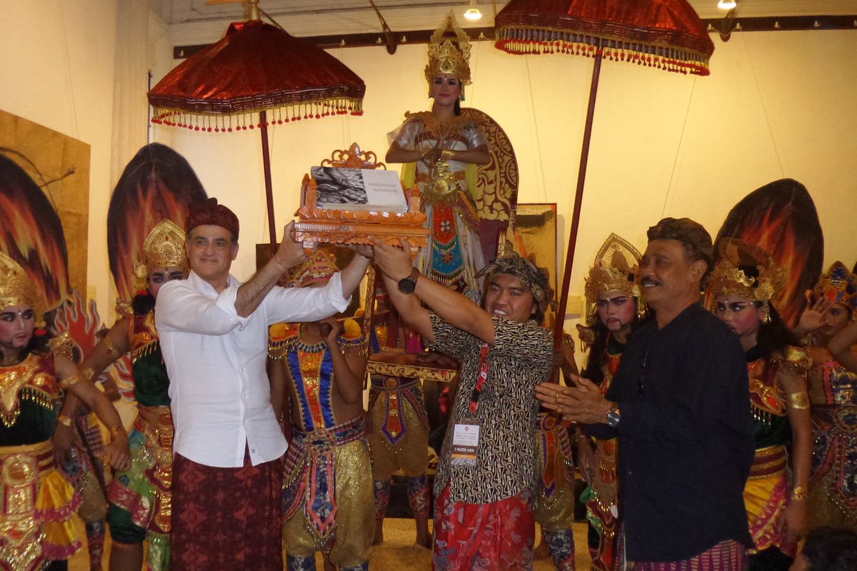 Peluncuran buku Balinese Woodcarving - A Heritage to Treasure oleh Presiden Direktur Mowilex Indonesia Niko Safavi (paling kiri) bersama I Nyoman Gede Budi Darmawan dan  Pendiri Agung Rai Museum of Art (Arma) Museum, Anak Agung Gde Rai di ARMA Gallery dan Museum, Ubud, Jumat (14/6/2019). 