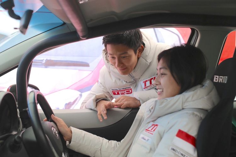 Alinka mendapat arahan dari mentor Rio Haryanto untuk berlaga di Toyota Gazoo Racing 2018