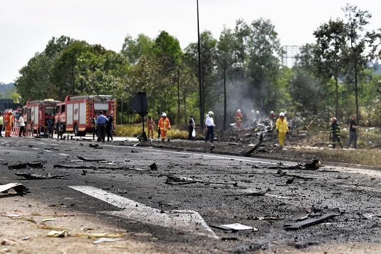 Kecelakaan pesawat jatuh di Selangor, Malaysia, menewaskan sepuluh orang, terdiri dari delapan penumpang pesawat dan dua pengendara. 