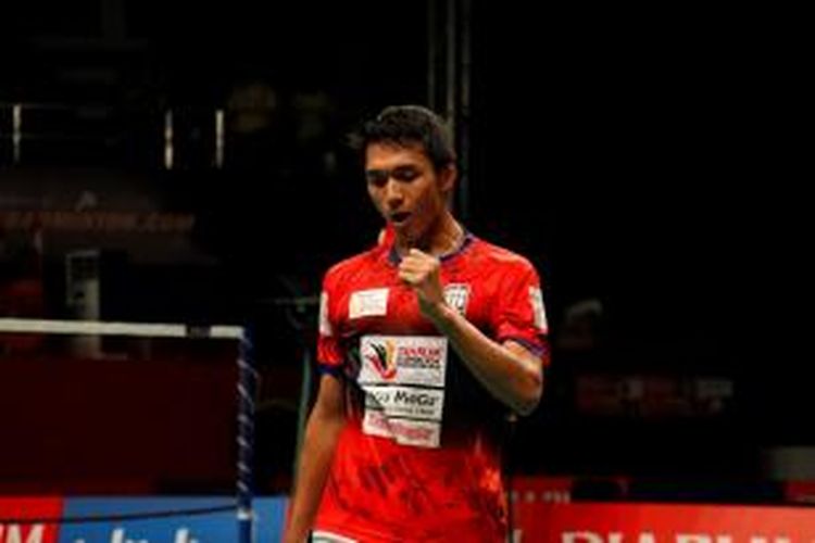 Pebulu tangkis Musica Champion Kudus, Jonatan Christie, bereaksi setelah meraih poin saat menghadapi Ihsan Maulana Mustofa dari tim Djarum Kudus pada laga final Djarum Superliga Badminton 2015 di GOR Lila Bhuana Denpasar, Bali, MInggu (1/2/2015).