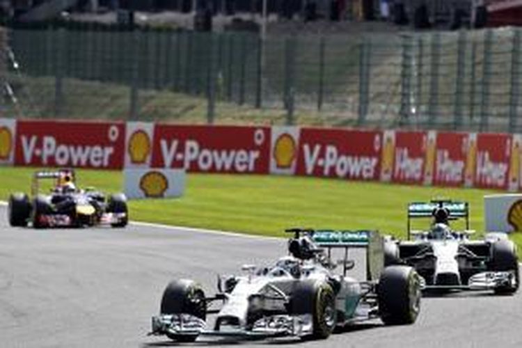 Pebalap Mercedes asal Inggris, Lewis Hamilton (depan) membalap di depan rekan satu timnya asal Jerman, Nico Rosberg (kanan), pada balapan GP Belgia di Sirkuit Spa-Francorchamps, Minggu (24/8/2014).