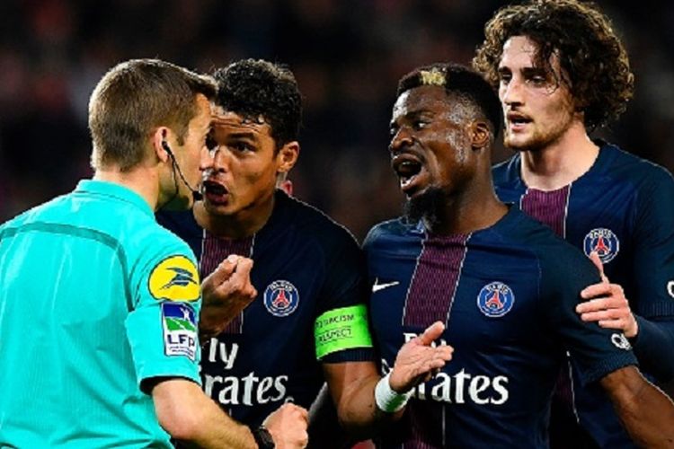 Wasit Clement Turpin berbicara dengan trio pemain PSG, Thiago Silva, Serge Aurier, dan Adrien Rabiot, pada pertandingan kontra Olympique Lyon di Parc des Princes, Mingu (19/3/2017). 