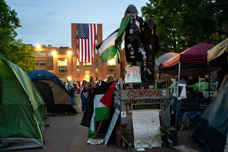 Unjuk rasa menentang perang Israel-Hamas di Gaza dilakukan oleh mahasiswa Universitas Hukum George Washington di Washington DC, Amerika Serikat, 3 Mei 2024. Para mahasiswa AS pendukung Palestina bermalam dengan mendirikan tenda dan menggantung bendera Amerika dari atap Lisner Hall.