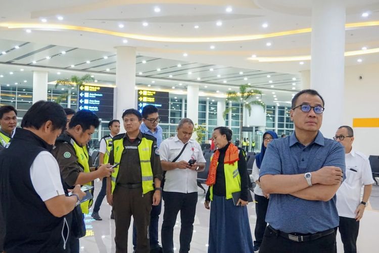 Direktur Angkasa Pura I, Faik Fahmi bersama jajaran meninjau langsung pengoperasian perdana Bandara Internasional Syamsuddin Noor, Selasa (10/12/2019).