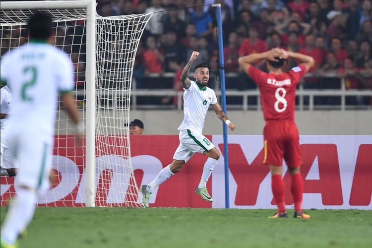 Gelandang timnas Indonesia, Stefano Lilipaly, merayakan gol ke gawang Vietnam pada laga semifinal leg kedua Piala AFF di Stadion Nasional My Dinh, Rabu (7/12/2016).