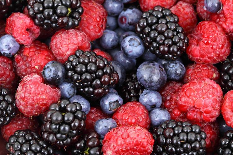 Beberapa buah sangat bermanfaat untuk jantung sehat, seperti buah beri dan delima.