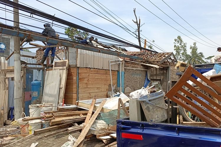 Warung dan kios di sepanjang Jalan Raya Bandung-Garut, Rancaekek, Kabupaten Bandung, Jawa Barat, yang rusak akibat angin puting beliung yang terjadi pada Rabu (21/2/2024)